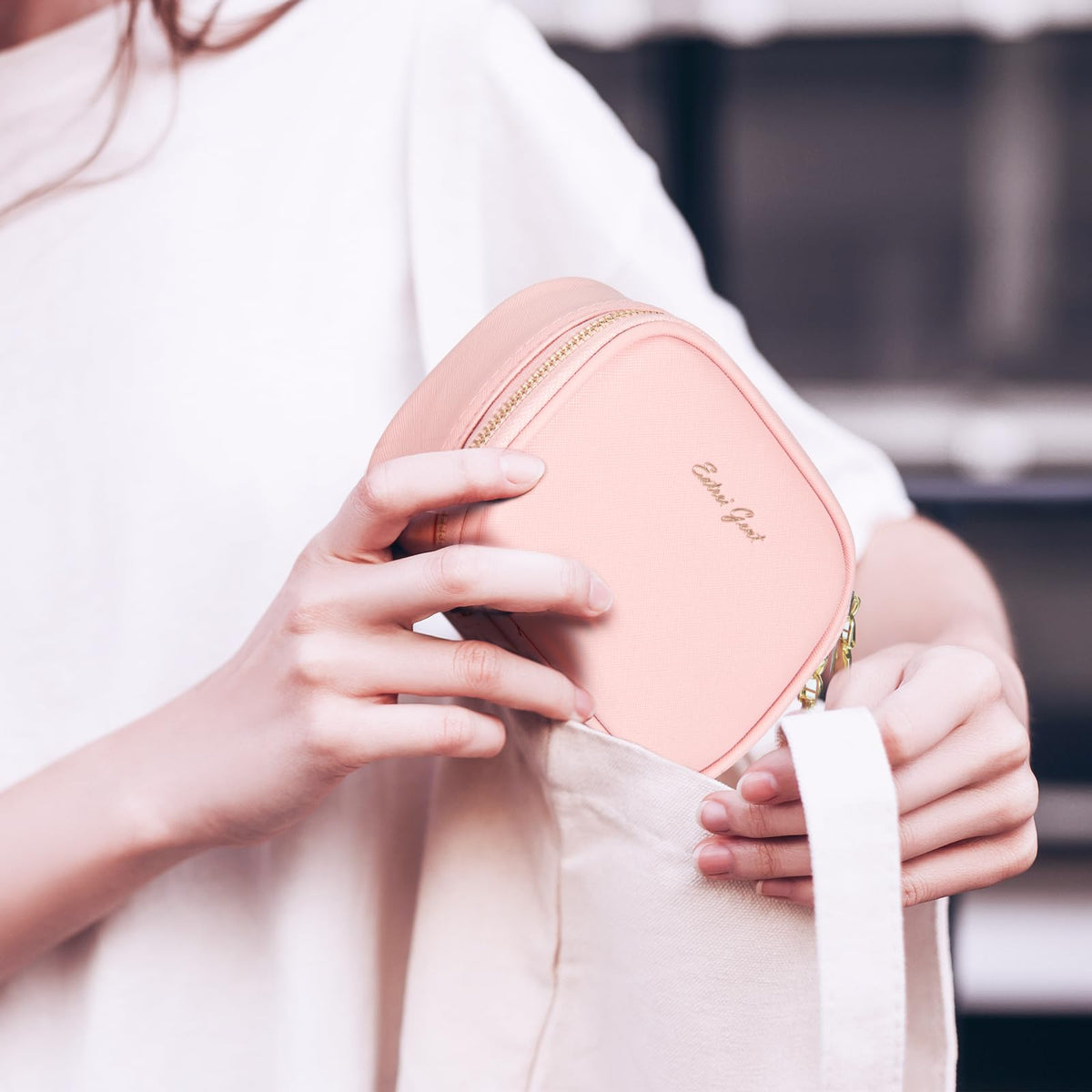 Mini Makeup Bag with Led Mirror, Small Travel Make up Bag 3 Light Modes Adjustable Brightness, for Women Organizer Cosmetic Bag, Portable Travel Train Toiletry Bag, for Pool Parties Work Touch-Ups