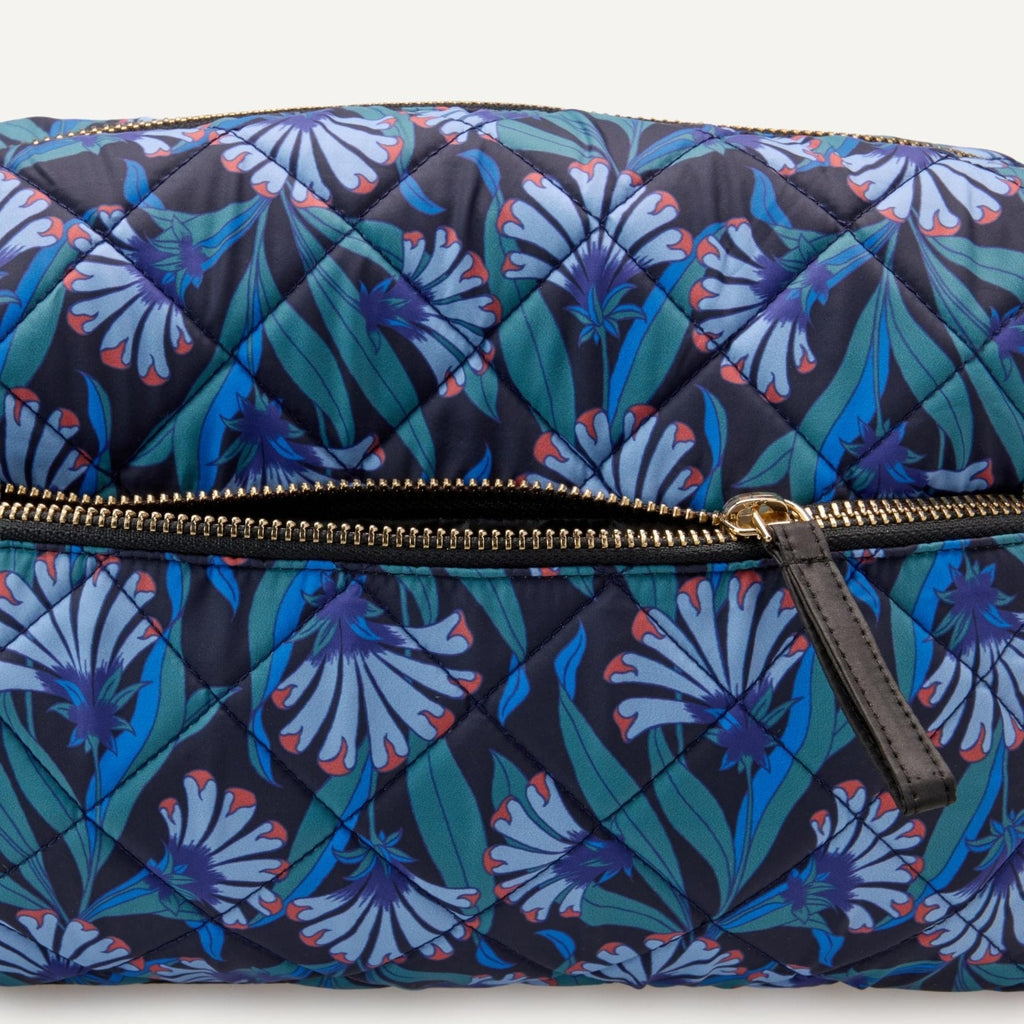 Amazon Essentials Women's Quilted Travel Makeup Bag, Blue Floral, One Size