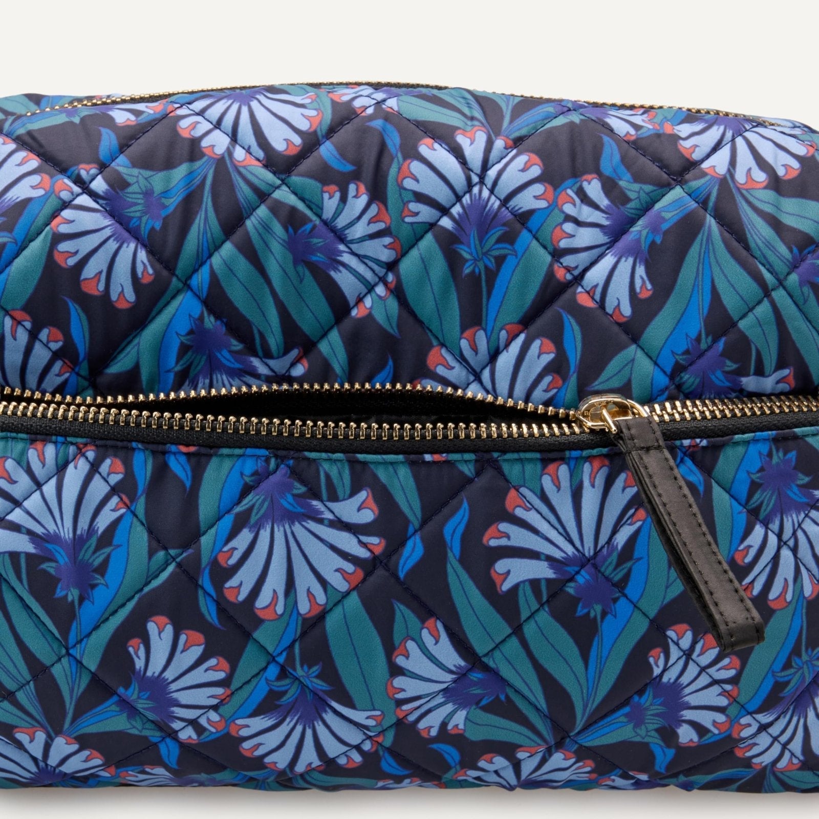 Amazon Essentials Women's Quilted Travel Makeup Bag, Blue Floral, One Size