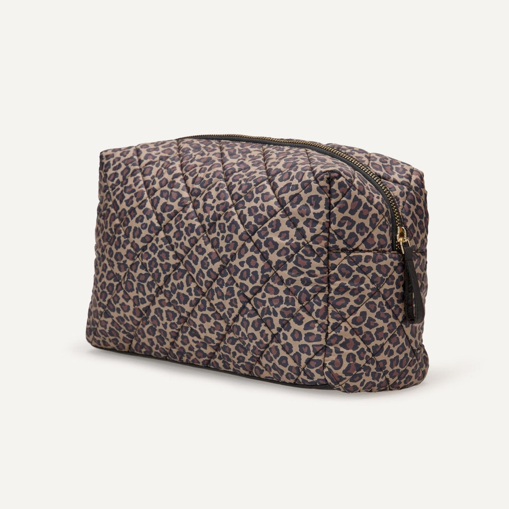 Amazon Essentials Women's Quilted Travel Makeup Bag, Leopard, One Size