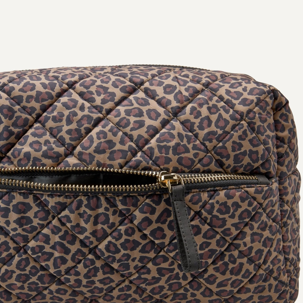 Amazon Essentials Women's Quilted Travel Makeup Bag, Leopard, One Size